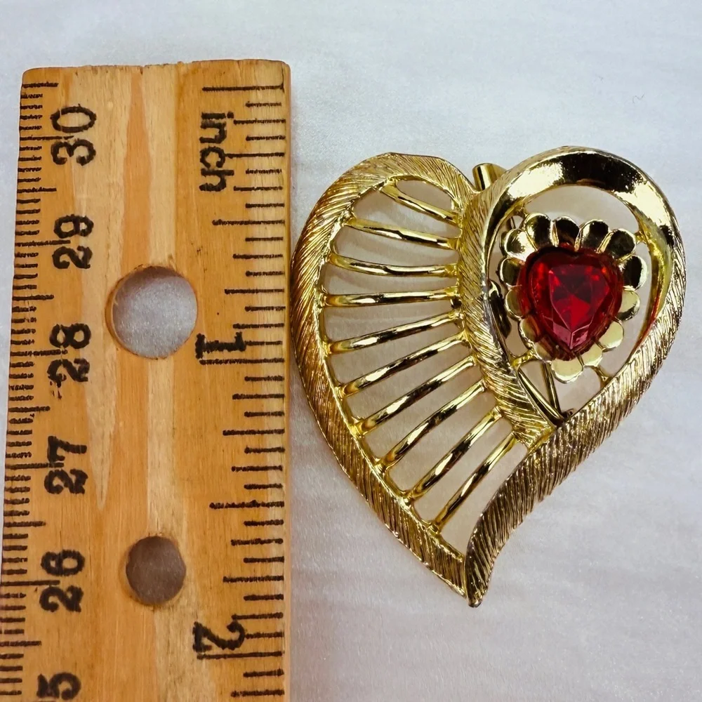 Vintage goldtone with red heart center brooch